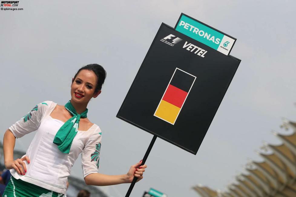 Vier Minuten vor Beginn der Aufwärmrunde: Wo sind eigentlich die Grid-Girls? Antwort: Leider schon längst weg! Auch sie haben so kurz vor Beginn der Aufwärmrunde nichts mehr in der Startaufstellung verloren. Augen hätte zu diesem Zeitpunkt sowieso weder ein Fahrer noch ein Teamverantwortlicher für sie. Für die wird es nämlich ernst, denn so langsam beginnt das Zusammenpacken der Gerätschaften.