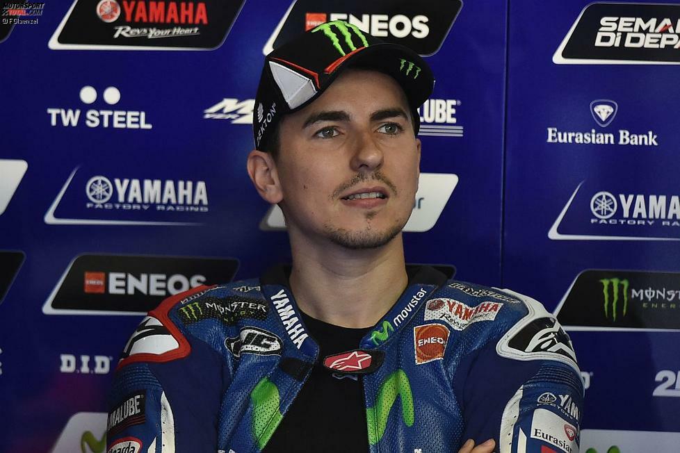 Anders sieht die Situation bei Jorge Lorenzo aus. Nach seinem katastrophalen Saisonstart hat er schlechte Karten am Verhandlungstisch. Bei Honda und Ducati ist kein Platz, also wird Lorenzo bei Yamaha bleiben. Offen sind noch die Vertragsdetails. Wird es ein Zweijahresvertrag oder ein Einjahresvertrag mit einer Option auf ein zweites Jahr? Laut den Gerüchten will sich Lorenzo die Türe zu Ducati offen halten, falls dort Cal Crutchlow Ende 2015 gehen sollte.
