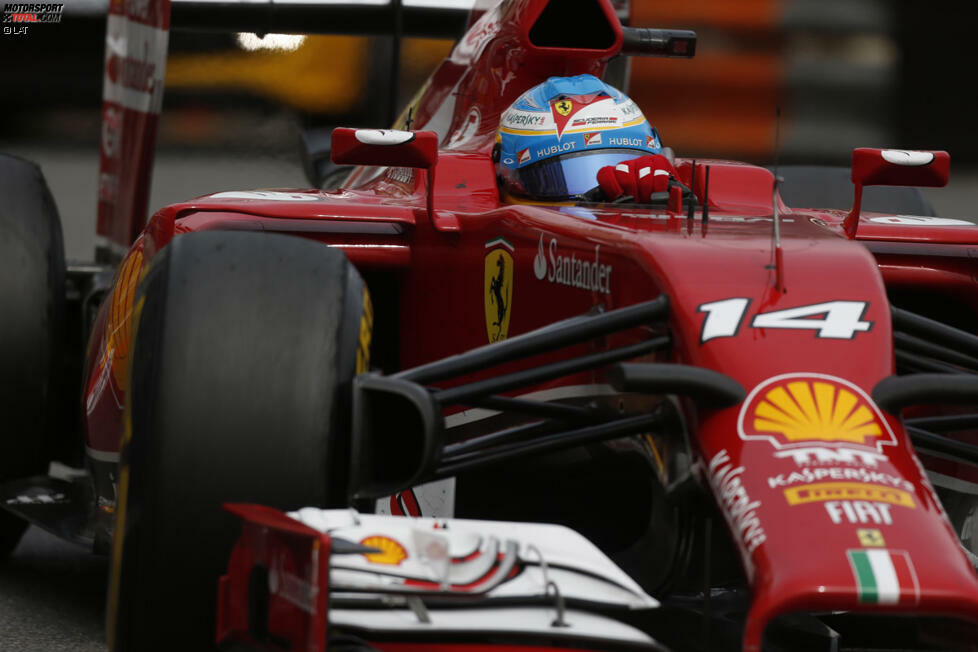 Ferrari-Pilot Fernando Alonso kommt als erster Verfolger des Silberpfeil-Duos auf die Ile Notre-Dame. 