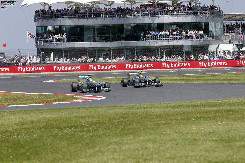 Mercedes hat die Saison 2014 bislang dominiert, in acht Rennen holte das Team sieben Pole-Positions und sieben Siege. In Silverstone haben sich jedoch beide Silberpfeil-Piloten traditionell wenig dominant gezeigt. Nico Rosberg musste sich in seinen bisherigen acht Qualifyings fünfmal seinen verschiedenen Teamkollegen geschlagen geben. Lewis Hamilton hatte hingegen dreimal in sieben Versuchen das Nachsehen. 2013 gingen beide als Teamkollegen aus der ersten Startreihe ins Rennen - Hamilton vor Rosberg. Der Deutsche gewann allerdings nach einem Reifenschaden des Briten.