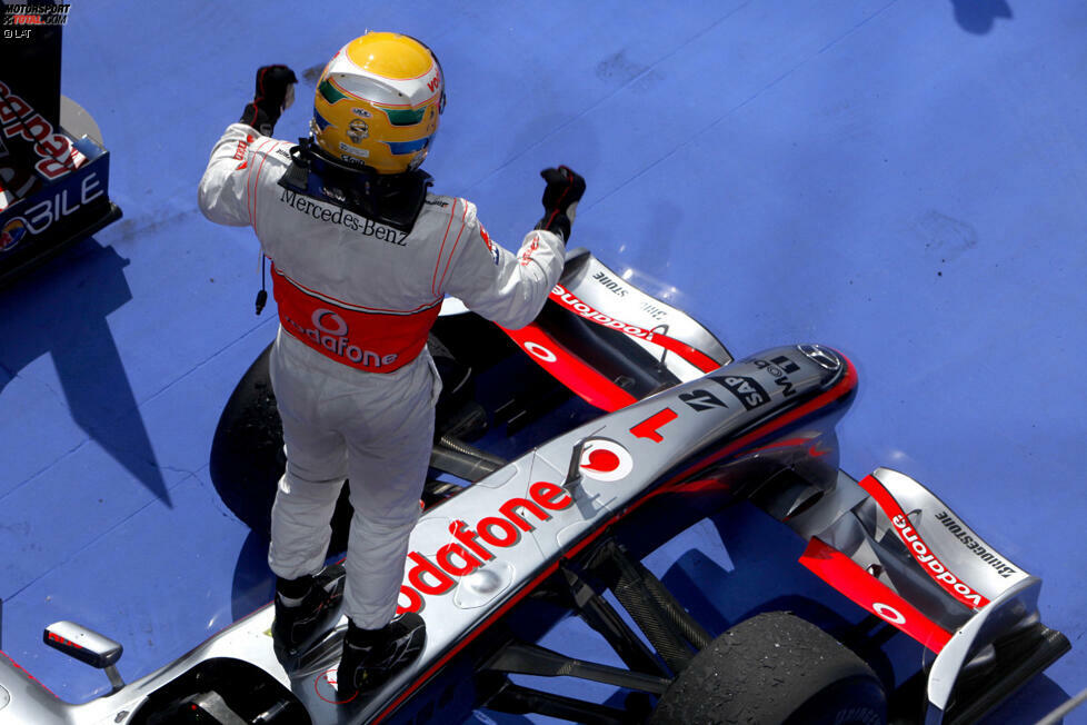 Hamilton schrieb 2009 ebenfalls Geschichte, da er der erste Fahrer war, der einen Grand Prix in einem Hybrid-Auto gewinnen konnte. Der McLaren MP4/24 wurde von einem Mercedes-FO-108W-Motor mit KERS angetrieben und gewann später in der Saison in Singapur erneut. Kimi Räikkönen holte außerdem in Belgien einen Sieg mit Ferraris F60-Motor mit KERS, der Rest der Saison wurde von konventionellen Mercedes- und Renault-Motoren dominiert, die den Brawn BGP001 beziehungsweise den Red Bull RB5 antrieben.