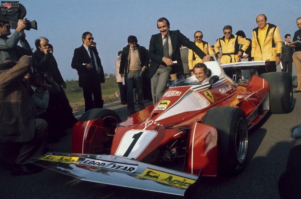 Mitte der 1970er-Jahre fährt Ferrari mit der Fahrzeug-Generation 312T. Auf der hauseigenen Teststrecke in Fiorano präsentiert der Weltmeister von 1975, Niki Lauda, vor der Saison 1976 stolz seine Nummer 1. Und auf dem Anzug von Teamkollege Clay Regazzoni prangt noch kein einziges Sponsorenlogo.