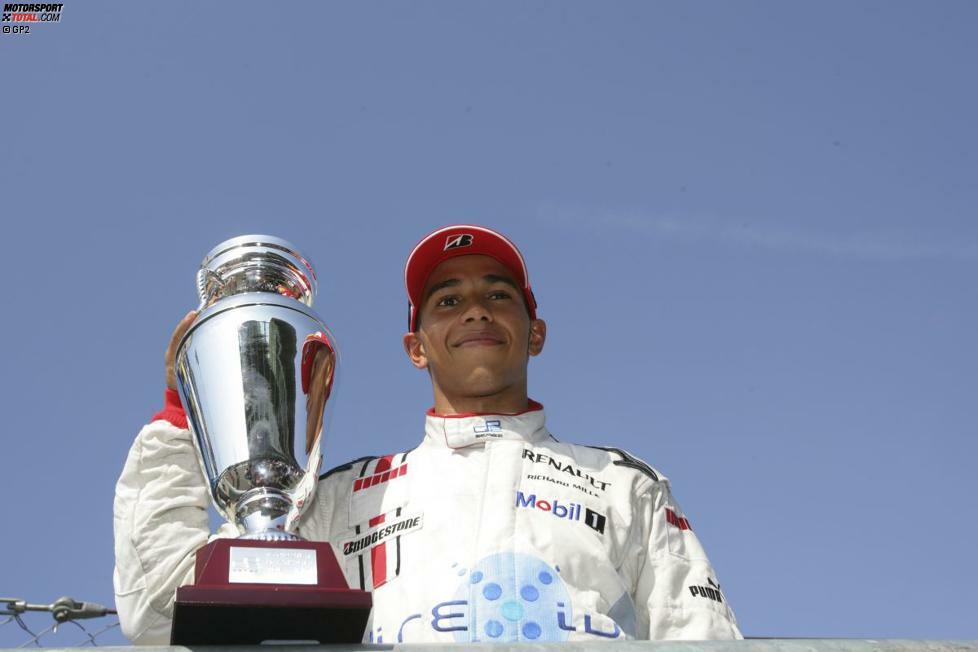 Das Gesicht ist ebenfalls bekannt: Lewis Hamilton wird ein Jahr später auf Anhieb Meister und kommt auch zu Meisterehren in der Königsklasse. Nach langen Jahren bei McLaren mit 22 Siegen wechselt der Brite 2013 zu Mercedes und holt ein Jahr später Titel Nummer zwei. 2015 folgt WM-Krone drei.