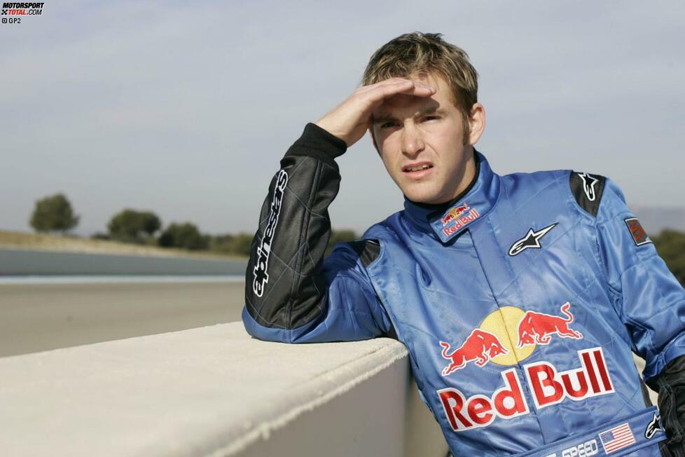 Scott Speed ist einer der Fahrer in der Premierensaison und wird ohne Sieg Dritter. Der aufmüpfige Amerikaner hat 1,5 schwierige Jahre bei Toro Rosso und wird nach einem handfesten Streit mit Franz Tost entlassen. Auch in Amerika versucht sich der Fahrer mit dem perfekten Motorsport-Namen erfolglos.