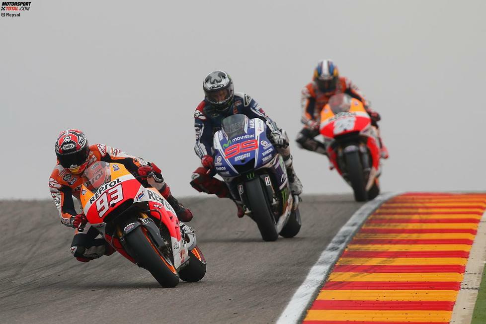 Auf der Strecke kämpft er zunächst - bei noch trockenen Bedingungen - mit den Honda-Piloten Marc Marquez und Dani Pedrosa. Zwischen den drei Spaniern geht es extrem eng zu.