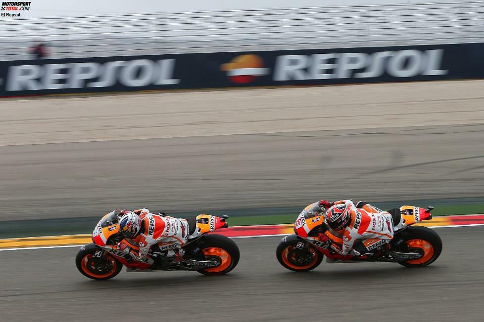 Als der Regen einsetzt können Pedrosa und Marquez etwas davonziehen. Doch die beiden übertreiben es: Zunächst stürzt Pedrosa, später auch der Weltmeister. Die Honda-Piloten beenden ihr Heimrennen auf den Rängen 14 und 13.