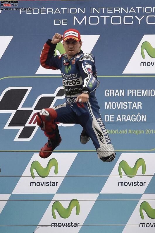Es ist vollbracht: In Aragon feiert Jorge Lorenzo endlich seinen ersten Sieg in der Saison 2014. Dementsprechend fällt auch sein Jubel auf dem Podium aus.