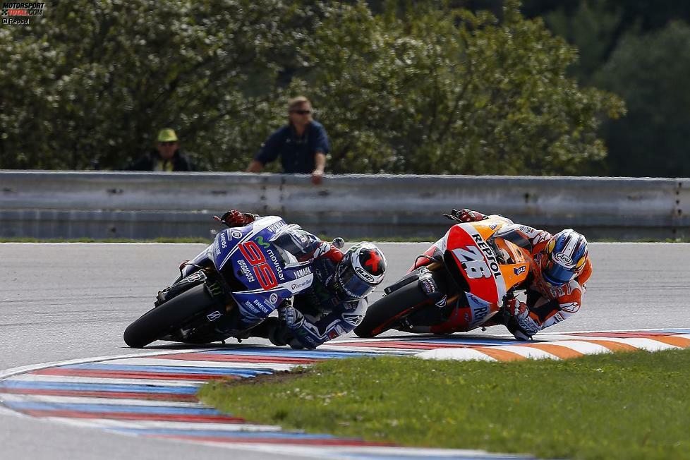 Vor allem Jorge Lorenzo wittert die Chance und drückt sich in Runde zwei an beiden Ducatis vorbei. Allerdings kann sich der Yamaha-Fahrer nicht absetzen, denn auch Pedrosa erkennt die Chance und übernimmt nach wenigen Runden die Spitze.
