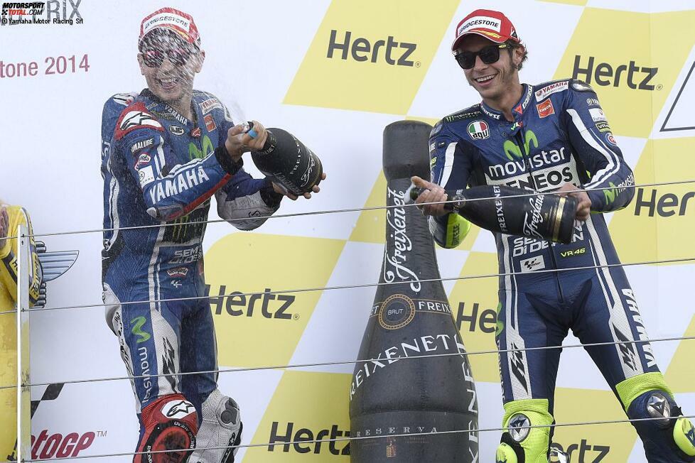 Hinter Lorenzo setzt sich Rossi im spannenden Dreikampf durch und klettert als Dritter auf das Podest. Zum ersten Mal schafft es Rossi in Silverstone in die Top 3. Außerdem ist er mit 246 Starts in der Königsklasse nun alleiniger Rekordhalter.