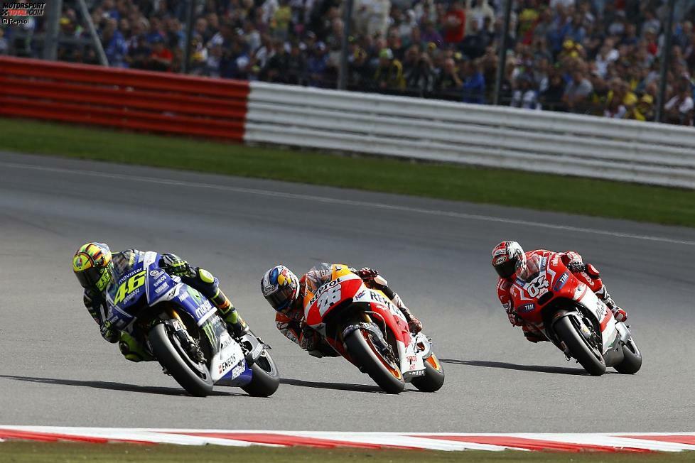 Dahinter entbrennt ein spannender Dreikampf zwischen Valentino Rossi (Yamaha), Dani Pedrosa (Honda) und Andrea Dovizioso, der mit seiner Ducati mithalten kann.