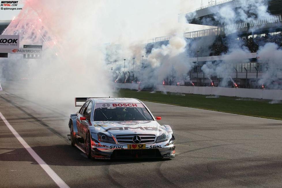 23. Oktober 2011, Hockenheim (Deutschland): Mehr als ein Jahr muss Jamie Green auf seinen nächsten DTM-Sieg warten. Doch beim Saisonfinale 2011 ist es so weit - er fährt seinen siebten DTM-Erfolg ein!