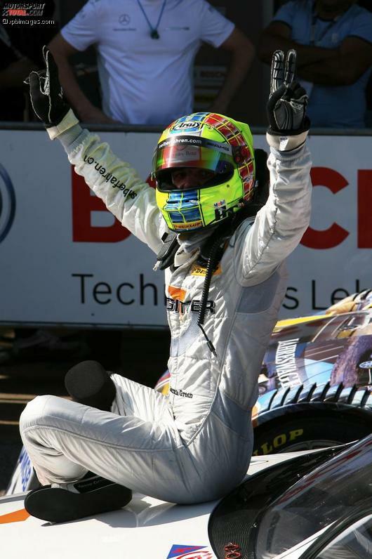 23. September 2007, Barcelona (Spanien): Jamie Green feiert seinen ersten DTM-Erfolg sitzend - auf der Motorhaube seines Mercedes. Noch ahnt er nicht, dass er alsbald erneut jubeln darf...