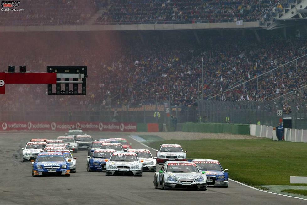 17. April 2005, Hockenheim (Deutschland): Jamie Green (Mitte) startet von Position drei in sein erstes DTM-Rennen. Die Zielflagge sieht er als Sechster, fährt also gleich bei seinem Debüt in die Punkte.