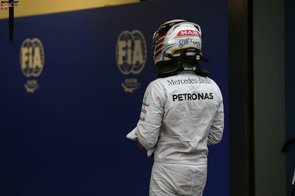 Rückschlag Nummer 1: Schon im ersten Lauf der neuen Formel-1-Saison wird Lewis Hamilton vom Pech verfolgt. Der Brite fährt am Samstag in Melbourne noch souverän zur ersten Pole-Position der neuen Turboära, doch im Rennen ist bereits nach drei Runden Schluss: Der Mercedes gibt mit einem Motorenproblem den Geist auf. Da Teamkollege Nico Rosberg gewinnt, hat Hamilton bereits 25 Zähler eingebüßt.