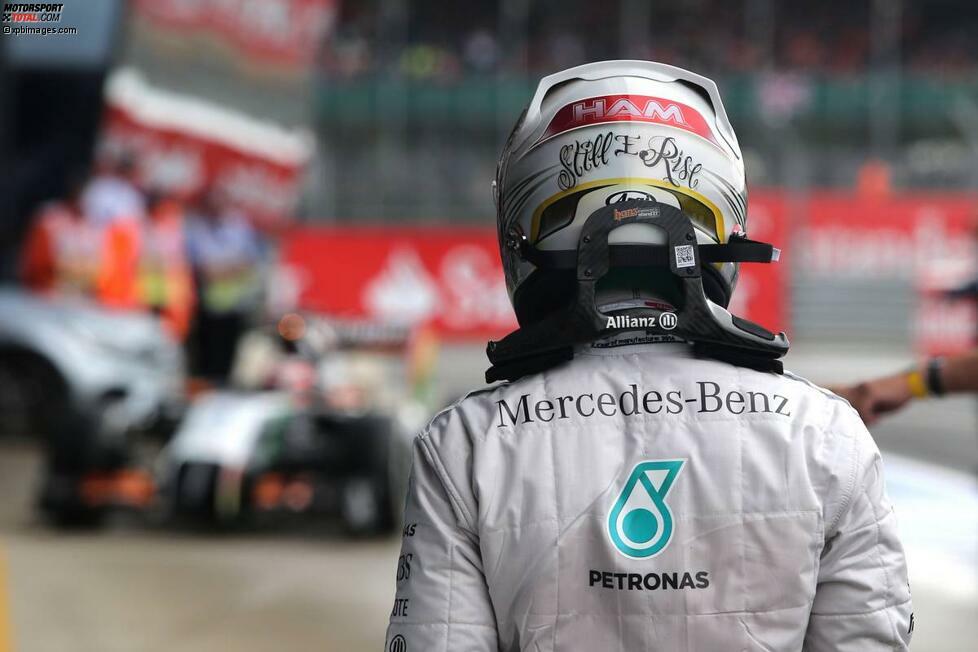 Rückschlag Nummer 6: In Silverstone passiert dem Engländer erneut ein peinlicher Fehler. Weil er glaubt, dass sich die Zeiten im letzten Qualifying-Versuch nicht mehr verbessern können, bricht Hamilton seine entscheidende Runde eigenmächtig ab. Doch die Konkurrenz legt im abtrocknenden letzten Sektor noch einmal gewaltig zu und schiebt den Silberpfeil-Piloten von der Pole noch auf Rang sechs. Hamilton sucht danach Abwechslung bei seiner Familie und gewinnt am nächsten Tag sein Heimspiel, da Rosberg ausfällt.