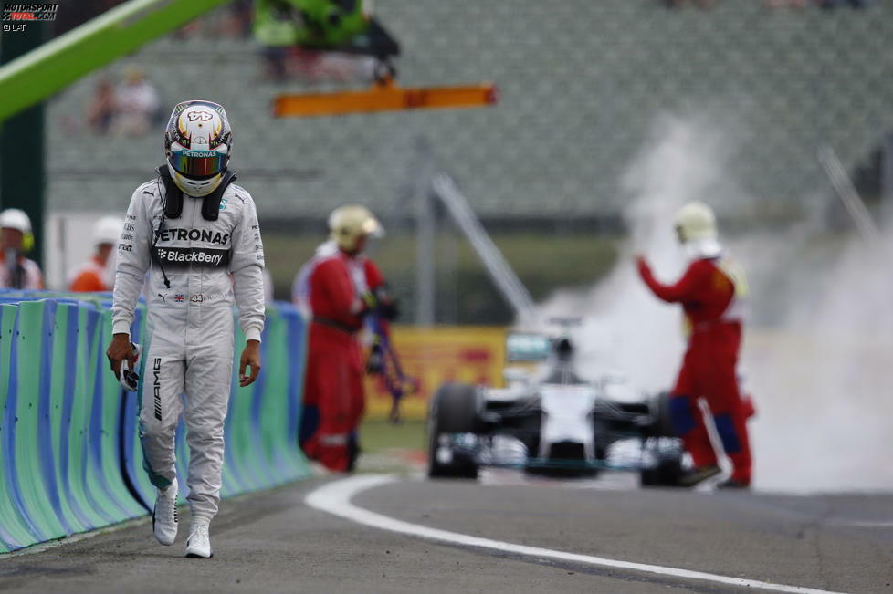 Rückschlag Nummer 8: Der nächste Tiefschlag folgt für Lewis Hamilton im Qualifying von Ungarn. Aufgrund eines Benzinlecks fängt sein Mercedes plötzlich Feuer, ohne dass der Ex-Weltmeister auch nur eine gezeitete Runde fahren kann. Da Chassis, Motor und Getriebe getauscht werden, startet Hamilton aus der Boxengasse.