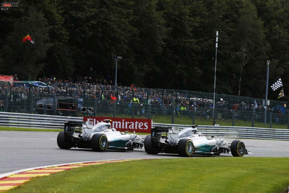 Rückschlag Nummer 9: Im Rennen von Spa-Francorchamps bricht das Verhältnis zwischen Hamilton und Rosberg endgültig. Beim Zweikampf in Runde 2 schlitzt der Deutsche das Rad des Briten auf. Hamilton muss an die Box, gibt später vorzeitig auf und verliert wichtige 18 Zähler. Später spricht Hamilton von Absicht.