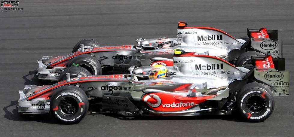 2007 kam Alonso als amtierender Weltmeister zu den Briten - im Glauben, die Nummer 1 zu sein. Doch Neuling Hamilton steckte zur Überraschung nicht zurück und trieb den Spanier zur Weißglut. Ihre bereits in Monaco begonnene Fehde eskalierte während des Qualifyings in Ungarn, als Alonso Hamilton böse blockierte, obwohl er längst hätte weiterfahren können. Die 