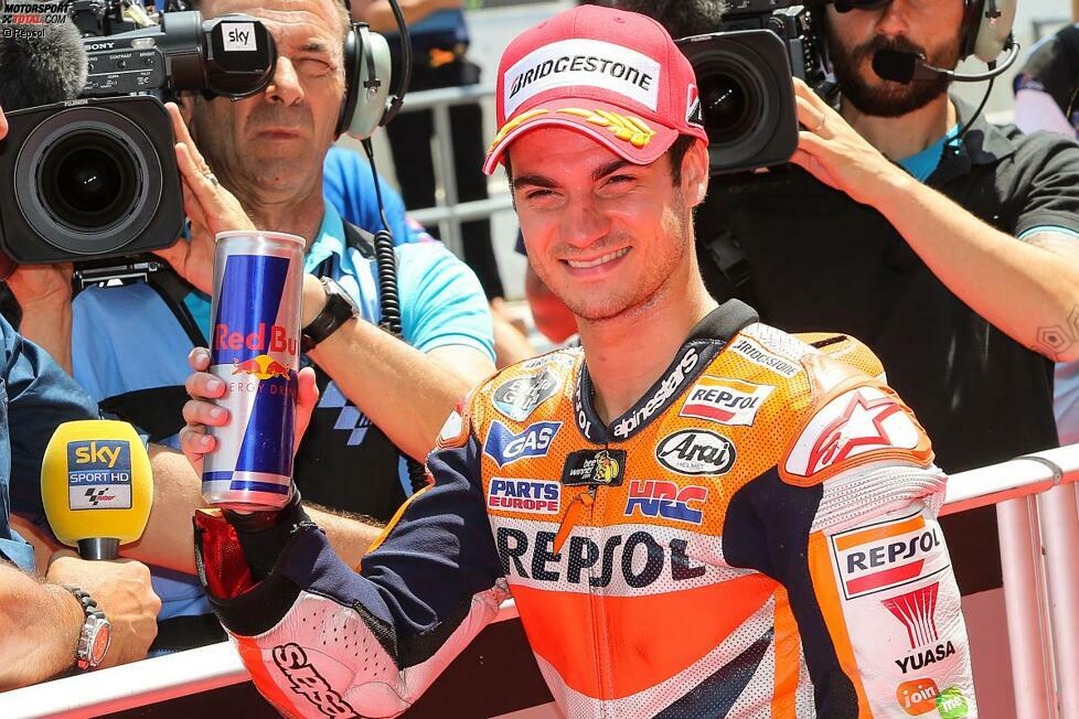 Zurück zum sportlichen: Im Qualifying schmeißt Marc Marquez seine Honda in Kurve eins ins Kiesbett. Dafür springt sein Honda-Teamkollege Dani Pedrosa in die Presche und erobert seine erste Pole-Position seit einem Jahr! Zum ersten Mal wird Marquez im Qualifying geschlagen und startet 