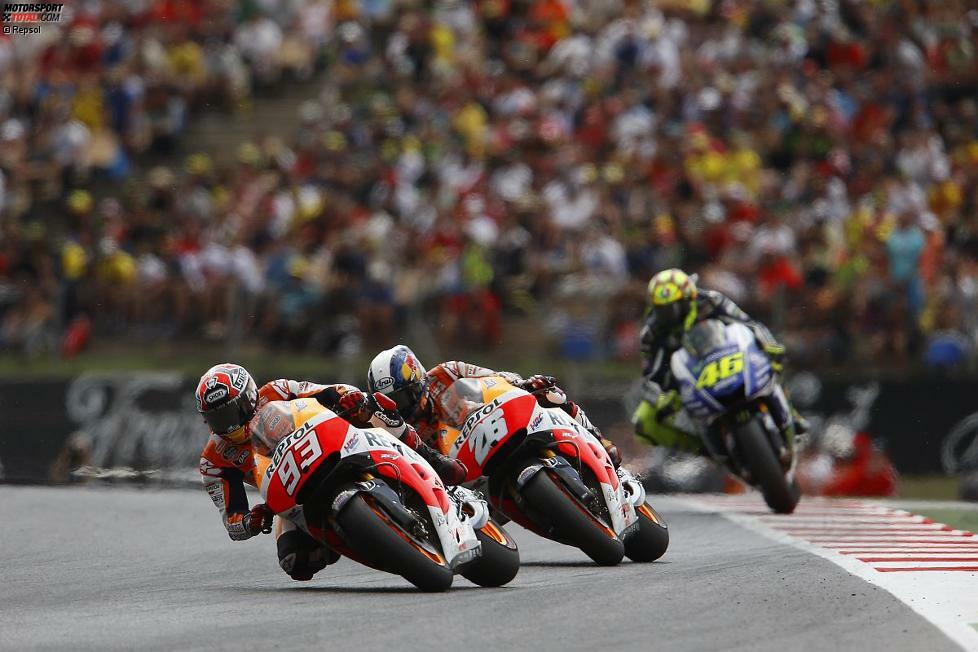 ... bis schließlich Marc Marquez und Dani Pedrosa in der letzten Kurve um den Sieg kämpfen. Nach einer Berührung ist aber alles klar...
