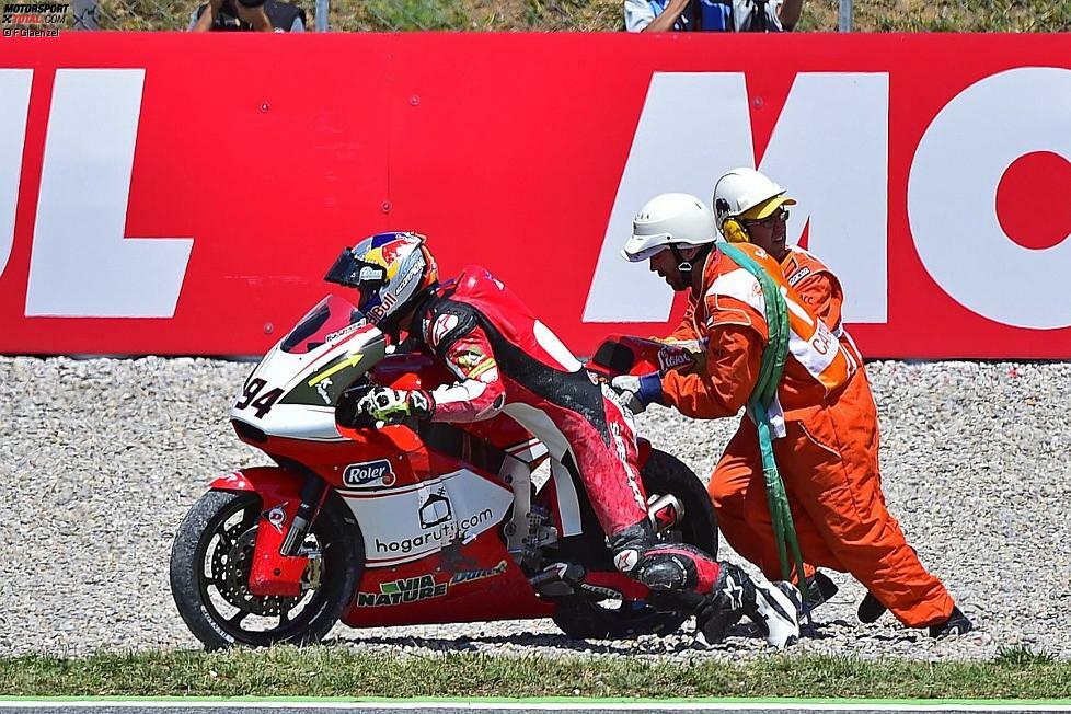 Jonas Folger hat auch kein Glück, denn er muss dem gestürzten Luis Salom ausweichen und geht dann selbst im Kiesbett zu Boden. Cortese und Folger scheiden aus.
