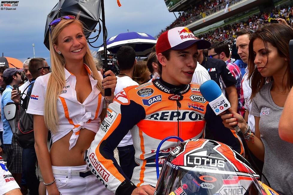 Dann ist alles bereit für die große Show! Marie-Luise, das Grid-Girl neben Marc Marquez, stammt übrigens aus Deutschland.
