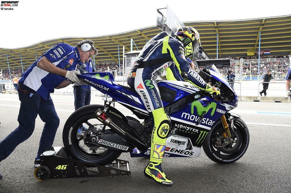 Valentino Rossi entscheidet sich für Slicks, kommt aber am Ende der Aufwärmrunde an die Box und wechselt auf das Motorrad mit Regenreifen. Deshalb muss er aus der Boxengasse starten.