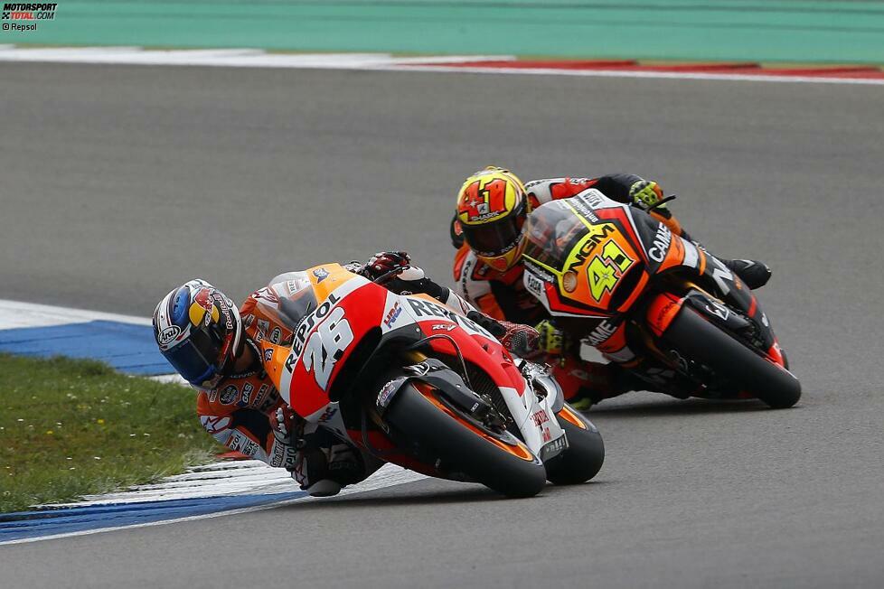 Dani Pedrosa muss sich gegen den energisch attackierenden Aleix Espargaro wehren. Der Forward-Fahrer wird seinem Ruf als 