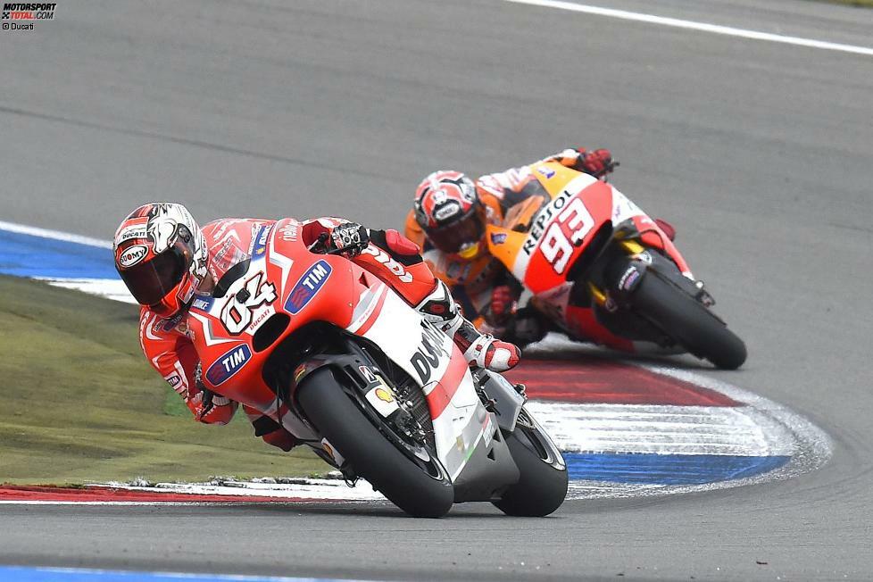 Auch nach den Boxenstopps, bei denen die Fahrer auf die Motorräder mit Slicks wechseln, führt Dovizioso, aber Marc Marquez holt den Ducati-Werksfahrer rasch ein.