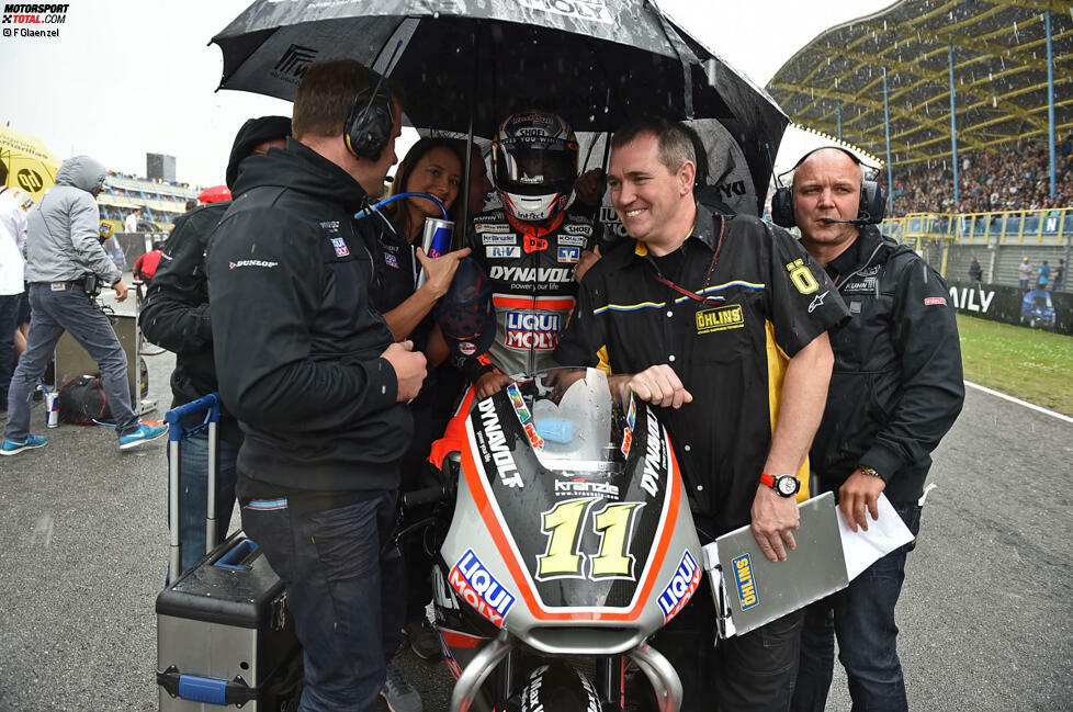 Dann kommt der Regen. Das Moto2-Rennen startet verspätet, weil es plötzlich schüttet und sogar hagelt. Es stellt sich die große Frage: Slicks oder Regenreifen?