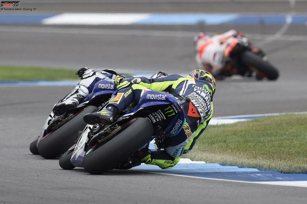 Dahinter kann sich Lorenzo gegen Teamkollege Rossi durchsetzen und fährt etwa fünf Sekunden vor dem Italiener ins Ziel.