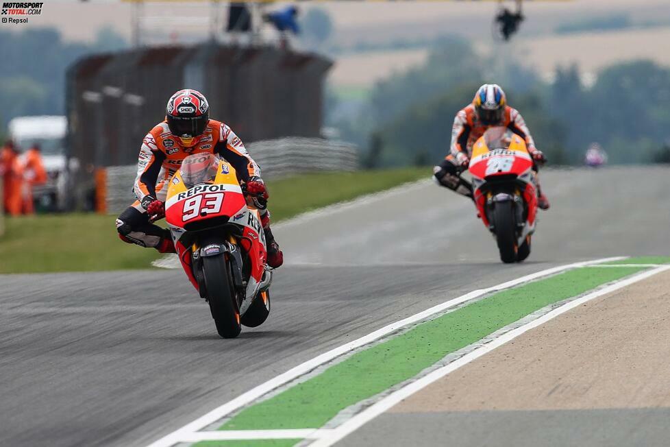 An der Spitze geben die beiden Werks-Hondas das Tempo vor. Dani Pedrosa kommt aber nie in Schlagdistanz zu Teamkollege Marc Marquez und muss sich mit Platz zwei zufrieden geben.