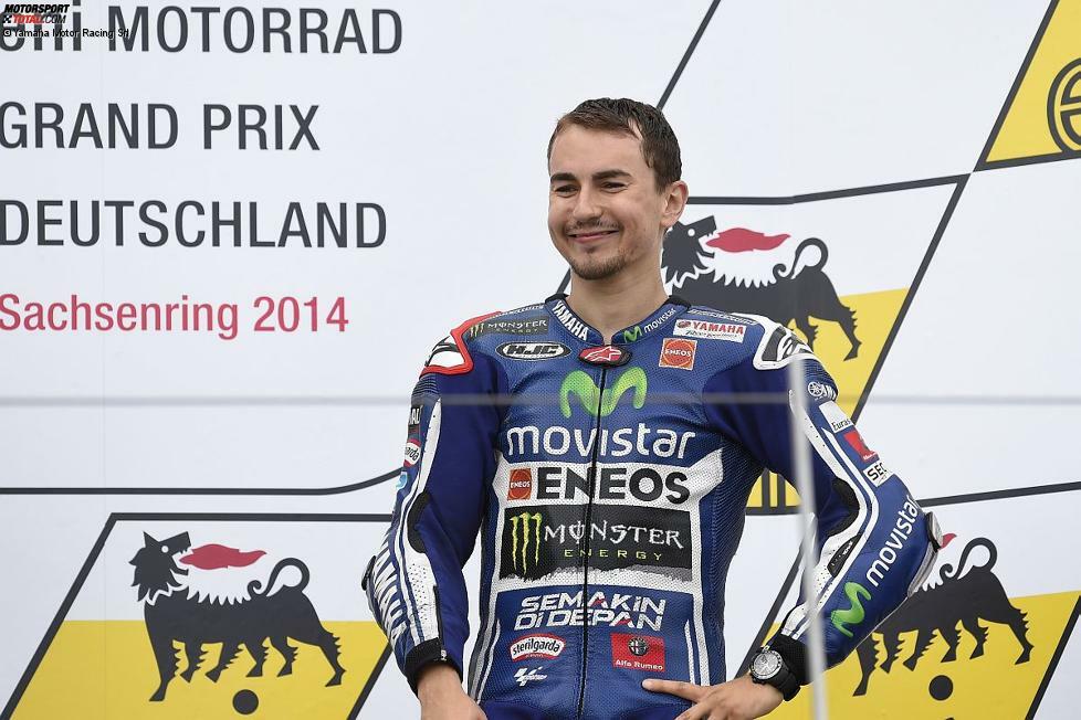 Platz drei geht an Yamaha-Pilot Jorge Lorenzo, der mit dem Podium in Sachsen nicht unzufrieden ist. Bei der Vergabe des Sieges spielt Lorenzo aber keine Rolle und bleibt damit nach wie vor sieglos am Sachsenring.