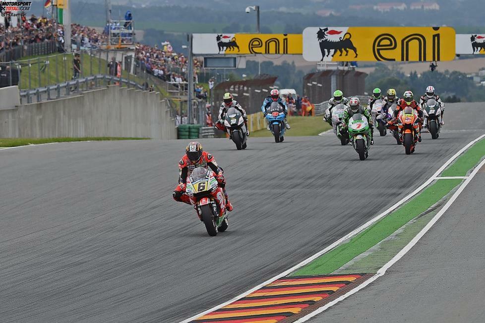 Stefan Bradl lässt als einziger der Spitzenpiloten seine Maschine auf Trockenreifen umbauen. Doch in der Startaufstellung verschätzt sich die LCR-Crew und wird nicht fertig mit dem kompletten Setupwechsel. Bradl verzichtet dennoch auf den Motorradtausch und nimmt seinen Platz in der Startaufstellung ein.