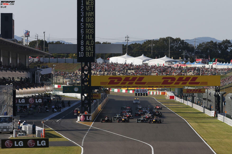 Der Grand Prix von Japan findet am 13. Oktober 2013 als 15. Rennen der Saison statt. Sebastian Vettel reist mit 77 Punkten Vorsprung zu Fernando Alonso an und kann den Sack schon in Suzuka zu machen, wenn der Spanier höchstens neunter wird. Erstmals startet Vettel das Rennen aber nicht von ganz vorne. Auf der Pole-Position steht Teamkollege Mark Webber. Lewis Hamilton startet als Dritter.