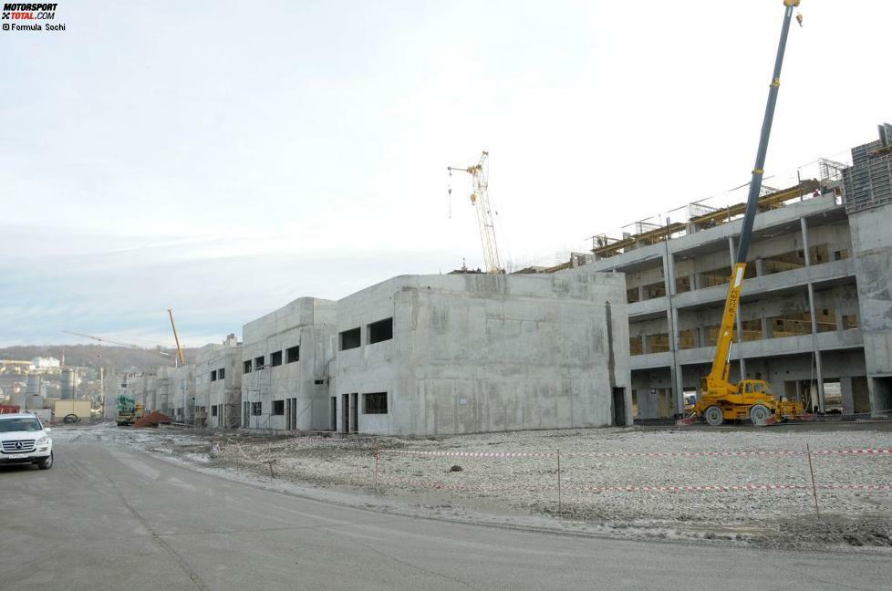 Die Bauarbeiten beginnen im Jahr 2012. Auf dem Gelände der Olympischen Winterspiele 2014 werden für die Rennstrecke benötigte Gebäude wie etwa die Boxenanlage errichtet