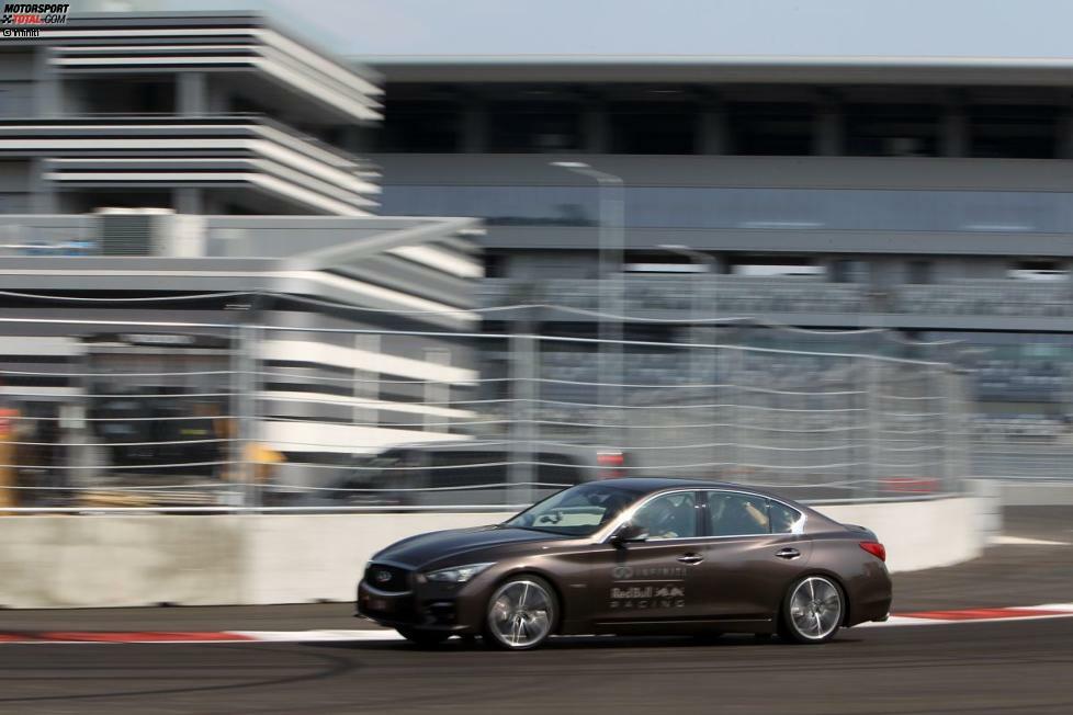 Weltmeister Sebastian Vettel dreht am 25. August 2014 am Steuer eines Infiniti Q50 Hybrid als erster Formel-1-Pilot eine Runde auf der fertiggestellten Rennstrecke