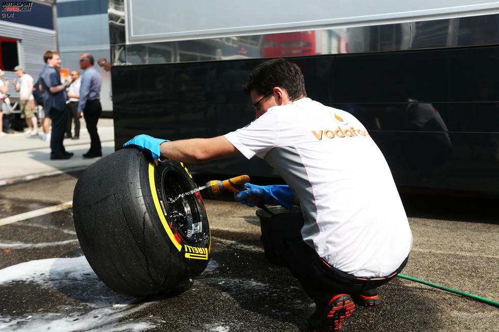 Im Fokus stehen in an diesem Wochenende, nicht zum ersten Mal in dieser Saison, die Pirelli-Reifen. Nach dem Desaster von Silverstone, wo die italienischen Pneus gleich reihenweise platzten, rüstet der Reifenlieferant auf die Konstruktion mit einem Kevlar-Gürtel zurück, wie sie in der Saison 2012 verwendet wurde.