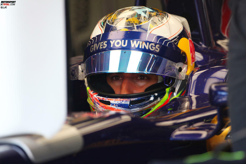 Von einem ungewöhnlichen Problem wird Toro-Rosso-Pilot Daniel Ricciardo im ersten Freien Training heimgesucht. Sein Trinkschlauch ist nicht dicht, sein Helm wird innen nass.