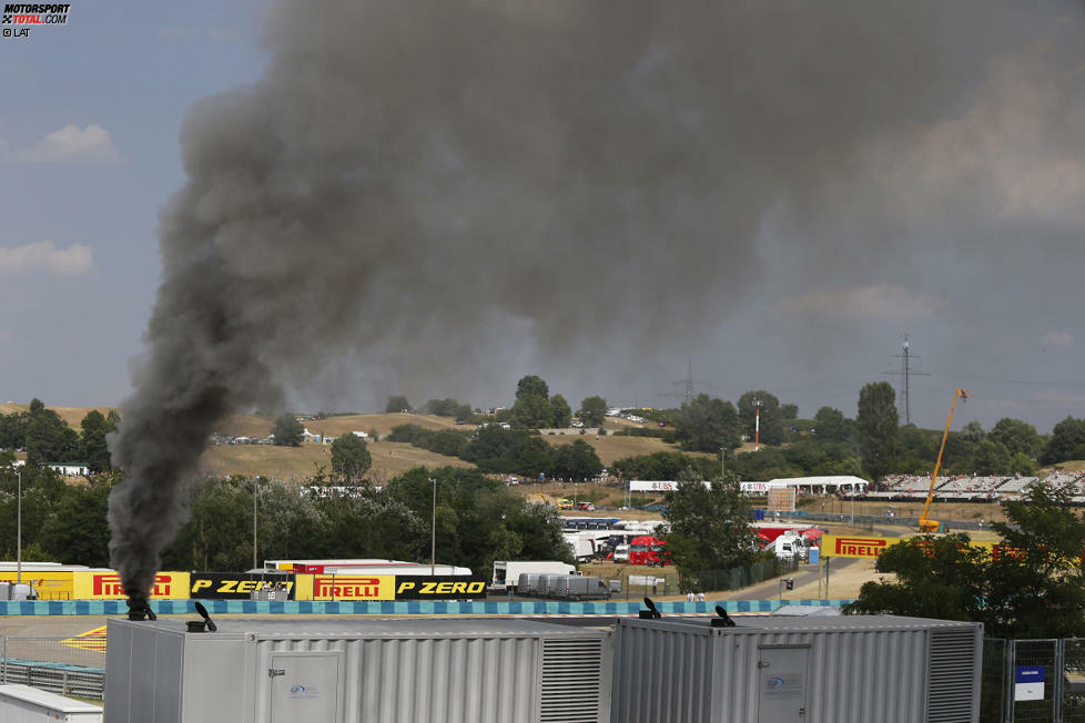 Während des Qualifyings sorgt eine Rauchsäule über dem Hungaroring für Aufregung. Der schwarze Rauch kündete übrigens nicht von einer (erfolglosen) Papstwahl, sondern vielmehr von einem brennenden Stromgenerator.