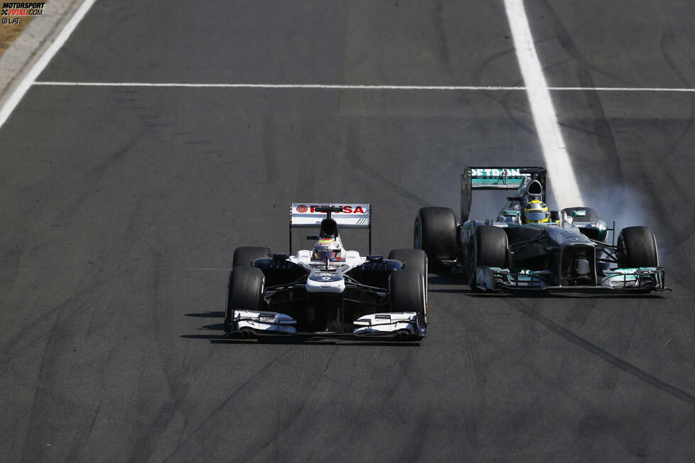 Später reibt sich der Deutsche bei Zweikämpfen im Mittelfeld, wie hier gegen Williams-Pilot Pastor Maldonado, auf, ehe ein Motorschaden seinem Arbeitstag ein vorzeitiges Ende setzt.