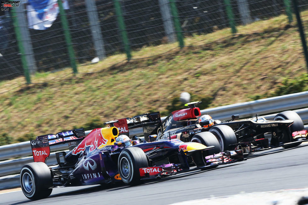 Nach der ersten Runde der Boxenstopps fällt Vettel hinter den von Platz drei gestarteten Romain Grosjean zurück und muss sich in einem rundenlangen Zweikampf am Franzosen abarbeiten. Für den Lotus-Piloten ist dies aber nur der Auftakt zu einem turbulenten Rennen, in dem er noch öfter im Mittelpunkt stehen wird.