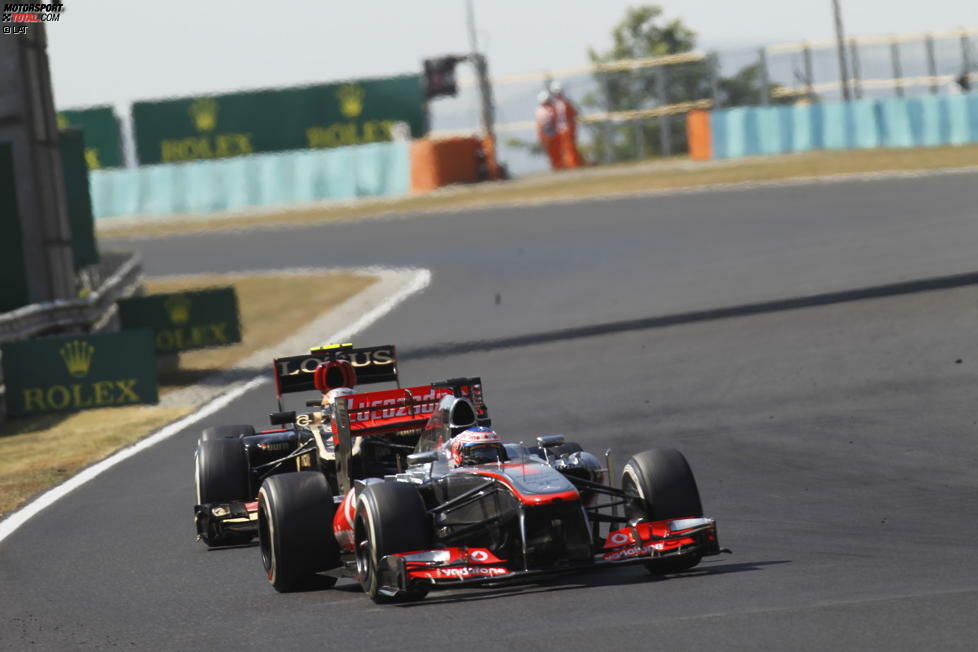 Denn nachdem Vettel vor ihm den zu dieser Zeit zweitplatzierten Jenson Button überholt, will Grosjean die Gunst der Stunde ausnutzen und auch am Briten vorbeiziehen. Das gelingt ihm letztlich, allerdings auf eine Art und Weise, die Button in Rage versetzt: 