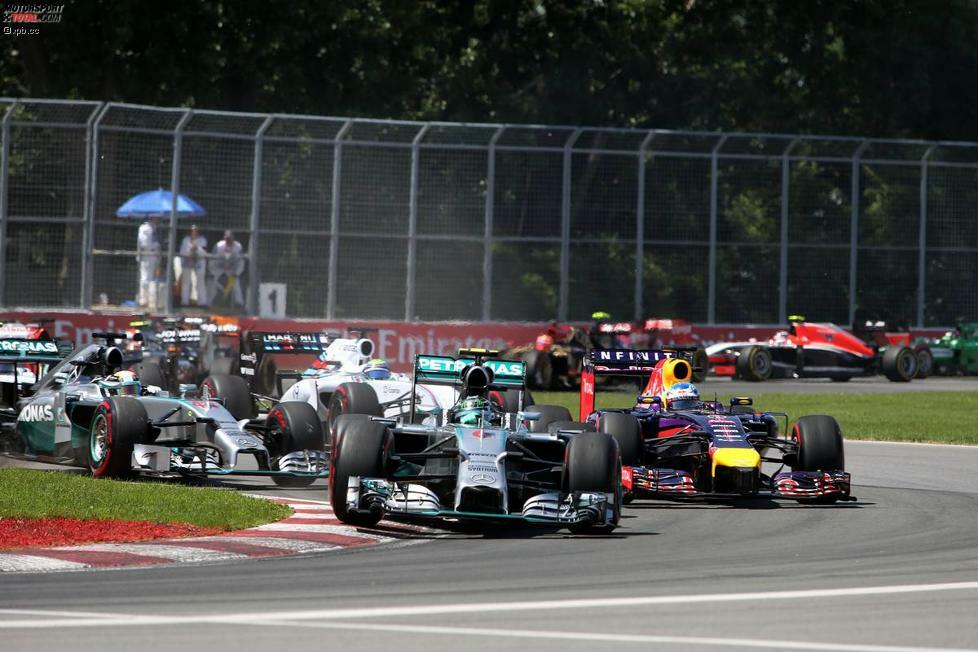 ... muss dafür aber in Kauf nehmen, dass Sebastian Vettel beim Start durchschlüpft und den Silberpfeil-Express zunächst splittet.
