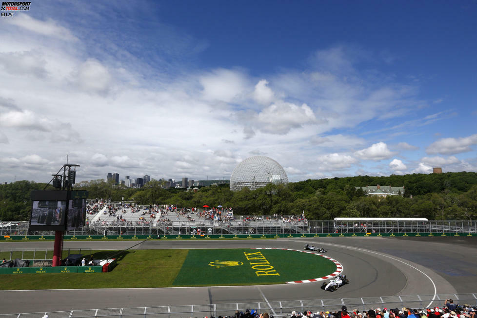 Massa führt vor Rosberg, plant kurzzeitig ohne weiteren Boxenstopp durchzufahren, muss dann aber doch noch einmal die Reifen wechseln. In der für Mercedes schwierigen Phase zu Beginn des dritten Stints schiebt sich auch Hamilton knapp an Rosberg vorbei, als er aus der Box zurück auf die Strecke kommt.