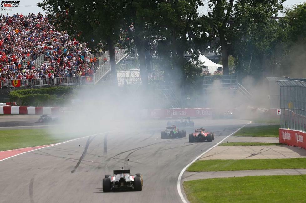 Vorletzte und letzte Runde, der große Knall: Erst geht Vettel an Perez vorbei und sichert sich damit das Podium. Ein paar Meter weiter, nach Start und Ziel, möchte Massa mitziehen - aber während der Brasilianer ein bisschen nach rechts zieht, zuckt Perez leicht nach links. Es kommt unweigerlich zum (spektakulären) Crash!