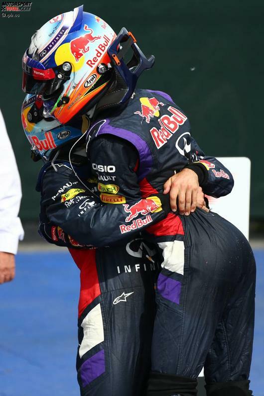 Riesenjubel bei Red Bull über den ersten Saisonsieg - und Vettel zeigt, dass er nicht nur sportlich, sondern auch als Sportsmann ein großer Champion ist: Der Deutsche stellt sich als erster Gratulant beim Teamkollegen an und hebt diesen herzlich in die Höhe. Emotionen, die man nicht spielen kann. Ob das bei einem Mercedes-Doppelsieg auch so fröhlich vonstatten gegangen wäre?