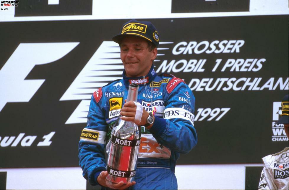 ... emotionales Comeback. Keine drei Wochen nach dem Tod seines Vaters Johann holt sich Gerhard Berger in Hockenheim die Pole-Position, die schnellste Rennrunde und den Sieg. Es ist der zehnte und letzte Grand-Prix-Sieg seiner Karriere.