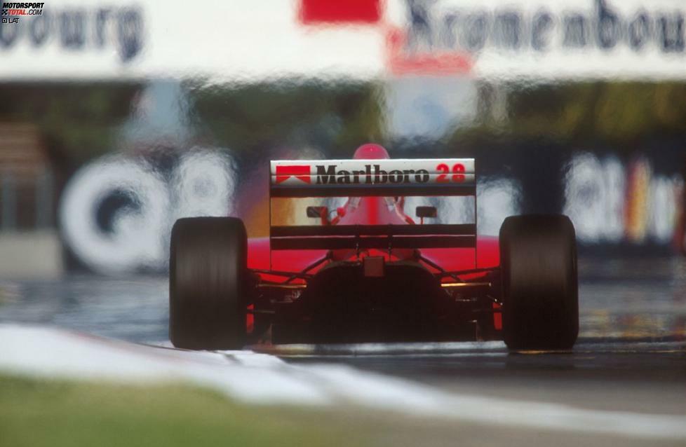 1994: Berger bleibt bei Ferrari. Als er beim Grand Prix von San Marino in Imola in der sechsten Runde auf die Tamburello-Kurve zufährt, muss er mit ansehen, wie sein Kumpel Ayrton Senna im Williams tödlich verunglückt. Berger überlegt anschließend lange, ob er seine Karriere beenden soll, entscheidet sich dann aber doch zum Weitermachen und ...