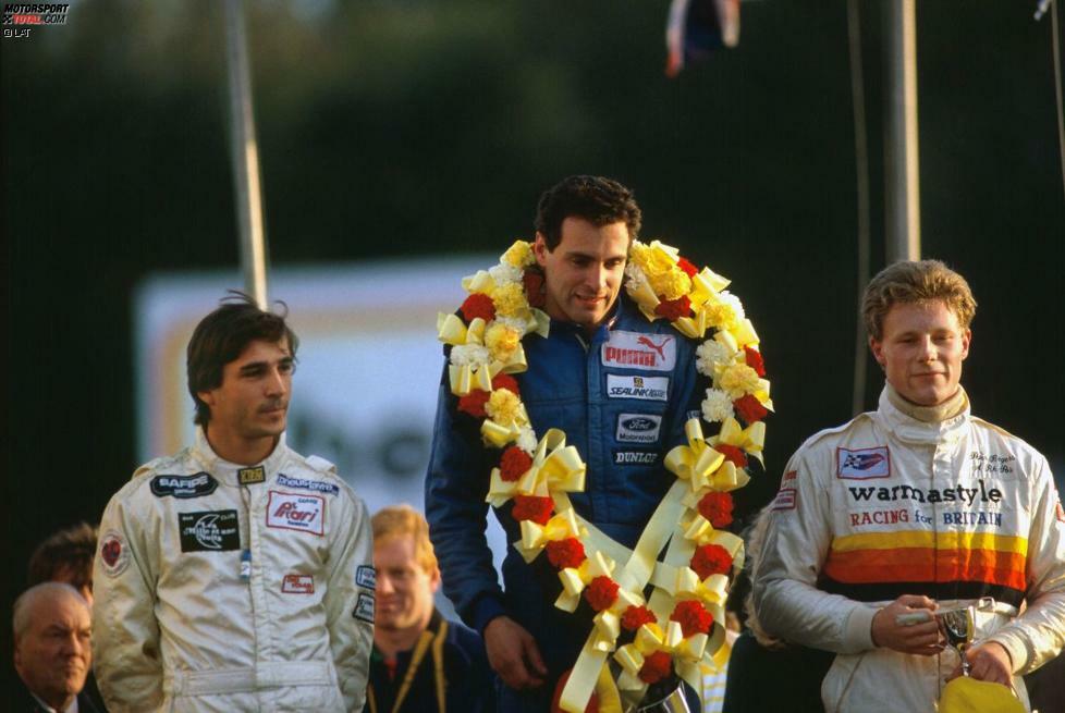 Mit Sieger Ratzenberger auf dem Brands-Hatch-Podium: Phillipe Favre (Zweiter, links) und Peter Rogers (Dritter, rechts). Mit seinem Triumph beim Formel-Ford-Festival löst Ratzenberger das Ticket für ...